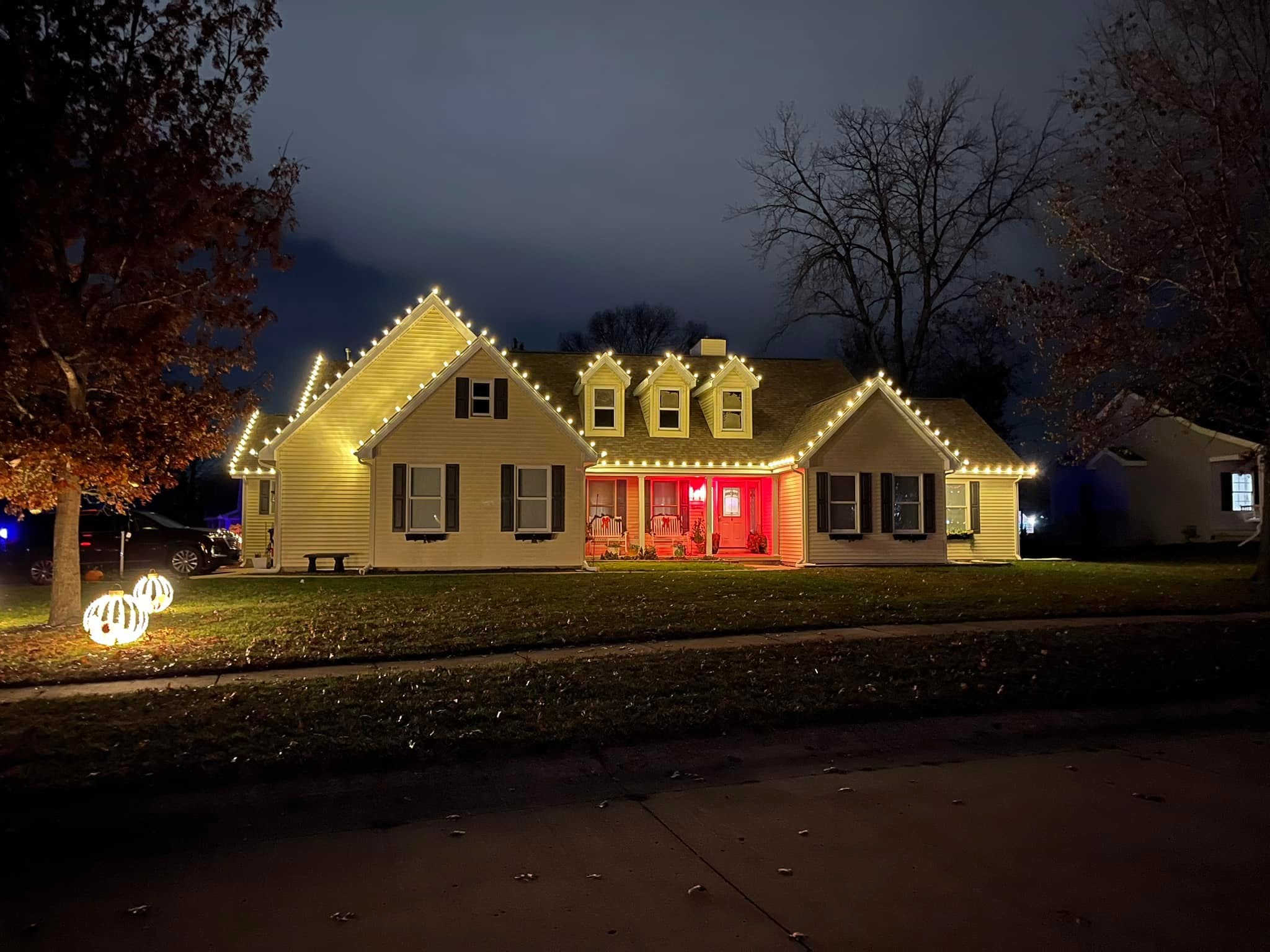 Full colour display across roofline and wrapped trees